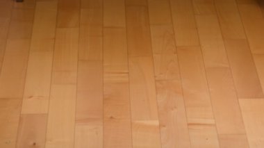 Adam evde rumba yapıyor.