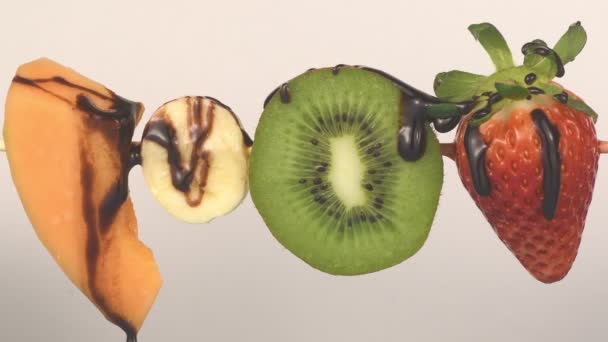 Schöne Leckere Früchte Und Schokolade — Stockvideo