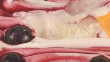 Kremalı tatlı ve meyveli yakın manzara 