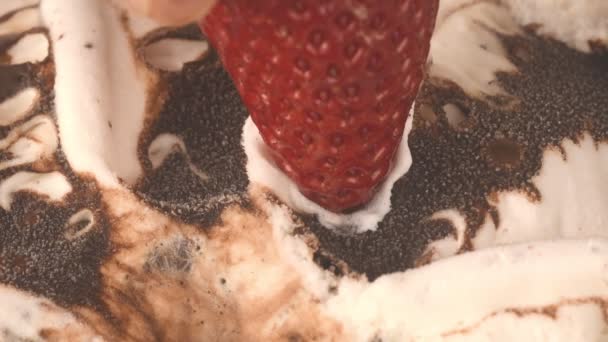 おいしいチョコレートアイスクリームで甘いイチゴ — ストック動画