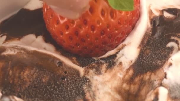 Fragola Dolce Gustoso Gelato Cioccolato — Video Stock