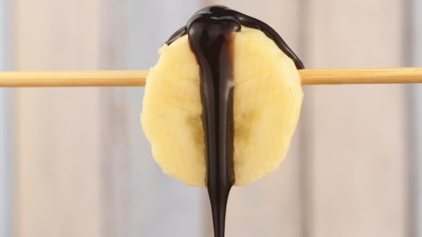 クリーミーなチョコレートで食欲をそそるバナナ — ストック動画