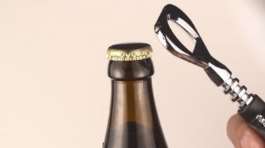 adam bir tirbuşon ile bira şişesi açar