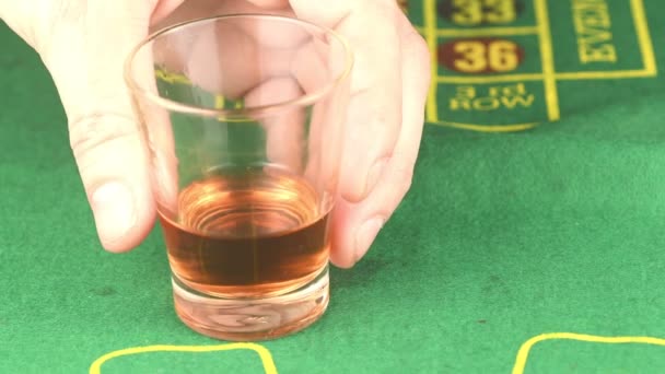 Spieler Mit Einem Glas Wodka — Stockvideo