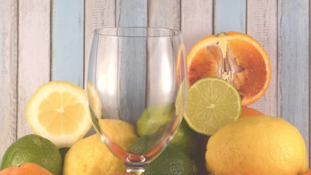 Vers Verfrissend Natuurlijk Sap Van Citrusvruchten — Stockvideo