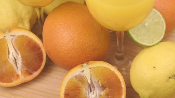 barevné citrusové plody a osvěžující ovocnou šťávu