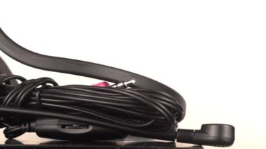 adam mikrofon ve kulaklık alır