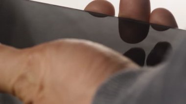 Erkeğin görüntüsünü kapat ve akıllı telefonu kaydır
