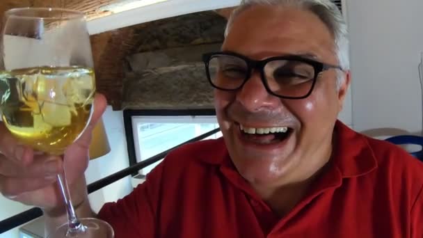 Heureux Senior Avec Verre Boisson Fraîche — Video