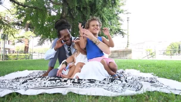 Vacker Multietnisk Familj Parken Solig Dag — Stockvideo