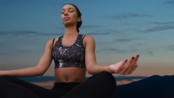 Yoga Meisje Training Sessie — Stockvideo