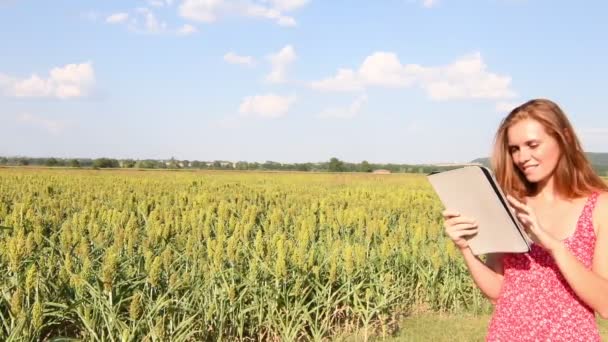 Mujer Usando Tableta Campo — Vídeo de stock