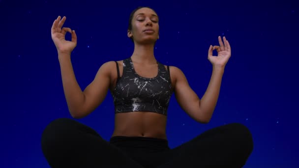 Jovencita Meditando Bajo Cielo Estrellado — Vídeo de stock