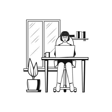 Masasındaki kadın evdeki dizüstü bilgisayarda çalışıyor..