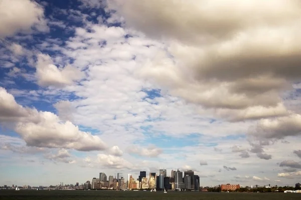 ニューヨーク ニューヨーク年頃のフェリーから長い距離の表示と曇り空の下マンハッタンのスカイライン それはニューヨークの中心ゾーンです — ストック写真