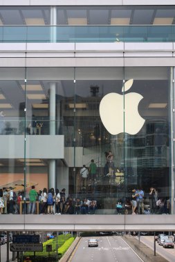 Hong Kong - Haziran 1: içinde apple store logosu 1 Haziran 2013 tarihinde Hong Kong'da müşteriler. İlk Apple Store Hong Kong, ABD dışındaki 100 yurtdışı mağaza olmak 24 Eylül 2011 tarihinde açıldı