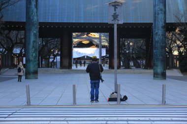 Tokyo/Japonya - 11 Ocak 2018: Yasukuni tapınak cephesi. İmparator Meiji tarafından Haziran 1869 yılında kurulmuştur ve Japonya hizmetinde ölenlerin anısına