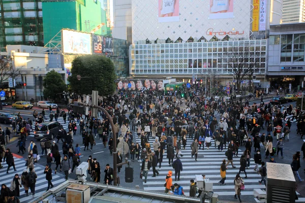 Tokyo Giappone Gennaio 2018 Giapponesi Attraversano Strada Shibuya Shibuya Una — Foto Stock