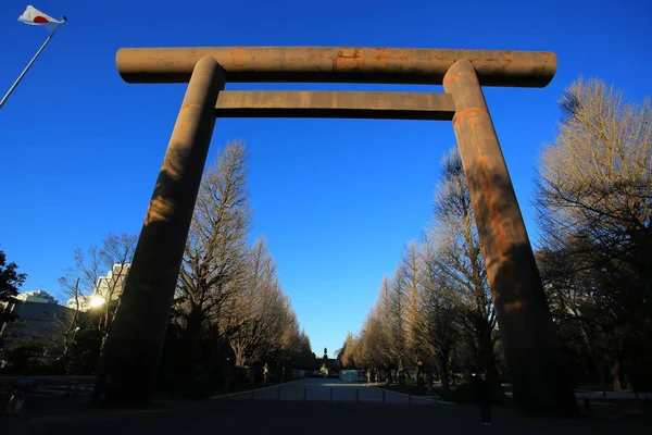 2018年1月11日 靖国神社门面 它是由明治皇帝于1869年6月创办的 纪念那些为日本服务而牺牲的人 — 图库照片