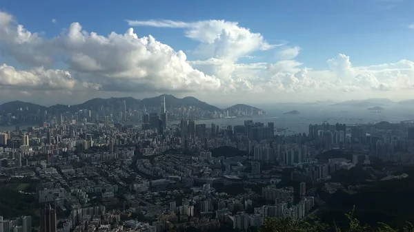 ピーク観ライオン岩山と香港九龍エリアの街並み — ストック写真