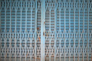 Mavi eski katlanır kapı