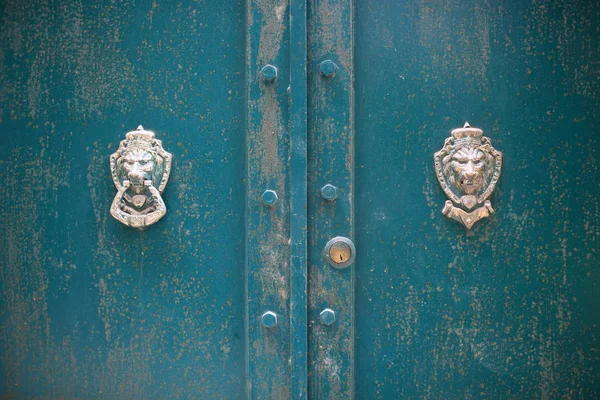 Vecchio Sfondo Cancello Chiuso Con Testa Leone Cultura Mista Tra — Foto Stock