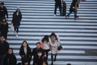 Tokyo/Japonya-Ocak 14 2018: Japonca Shibuya sokakta yol çapraz. Shibuya, Tokyo ünlü iş alanında biridir.