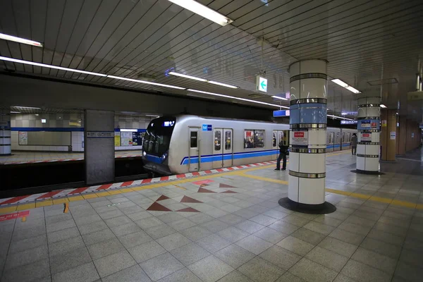Tokyo Japonya Ocak 2018 Yolcu Bekleme Tokyo Metro Stasyonu Tokyo — Stok fotoğraf