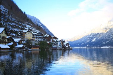 Hallstatt, Avusturya 'daki gölün yansıması.