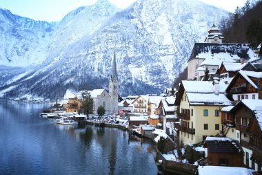 Hallstatt, Avusturya 'daki gölün yansıması.