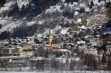 Avusturalya kayak kasabası, kar dağı yakınlarında.