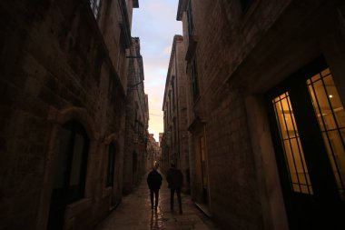 alacakaranlıkta dubrovnik meydanı ve sokak görünümü