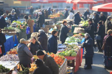 zagreb, croatia- Şubat 10 2019: Zagreb 'deki Dolac Pazarı, yerel pazarlardan biri.