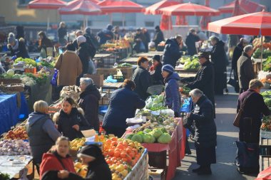 zagreb, croatia- Şubat 10 2019: Zagreb 'deki Dolac Pazarı, yerel pazarlardan biri.