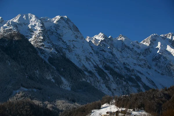 女の子の訪問Dmhlbach Hochnig雪の山の範囲オーストリアのブロヴニクの町 — ストック写真