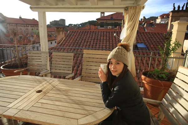 女孩在阳台上喝咖啡 — 图库照片
