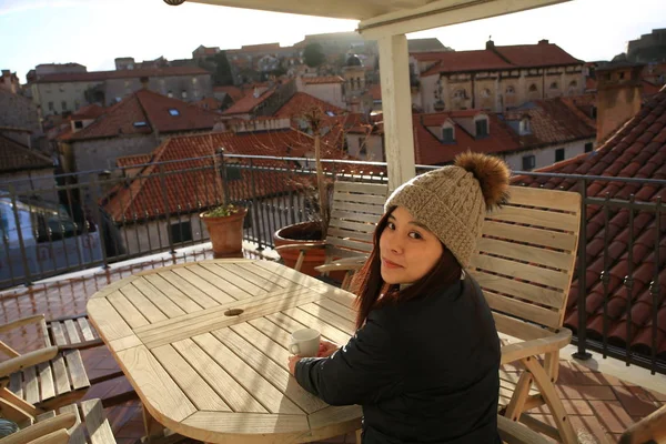 Meisje Hebben Koffie Het Balkon — Stockfoto