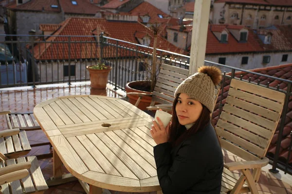 女の子はヨーロッパのバルコニーでコーヒーを飲み — ストック写真