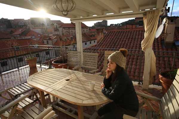 Ragazza Sulla Terrazza Con Vista Sulla Città Vecchia Dubrovnik Croazia — Foto Stock