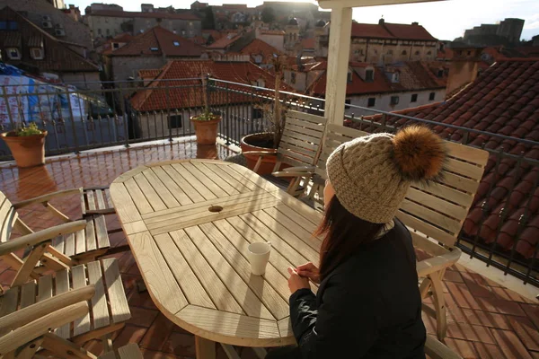 旧市街クロアチアの景色を望むテラスの少女 — ストック写真