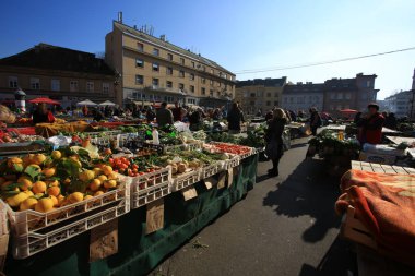 zagreb, croatia- Şubat 10 2019: Zagreb 'deki Dolac Pazarı, yerel pazarlardan biri.