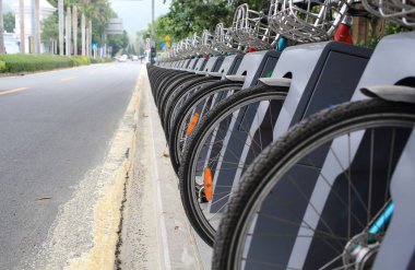 SHEHZHEN, Çin - 17 Mart 2013 tarihinde Shenzhen 'de bisiklet kiralama sistemi mevcuttur. Guangdong hükümeti çevre koruma için bisiklet kiralamayı destekliyor.