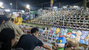 Tainan, Tayvan 6 Eylül 2025: İnsanlar Tainan Çiçek Gece Pazarı veya Bahçe gece pazarında eski oyunu oynuyorlar. Tainan 'daki en büyük gece marketlerinden biri..