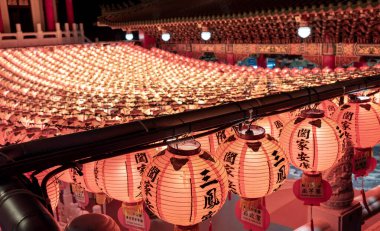 Kaohsiung, Tayvan 8 Eylül 2025: Sanfong tapınağındaki fenerler hacklendi. 1600 'lerin başında inşa edilmiş bir Taoist tapınağı.