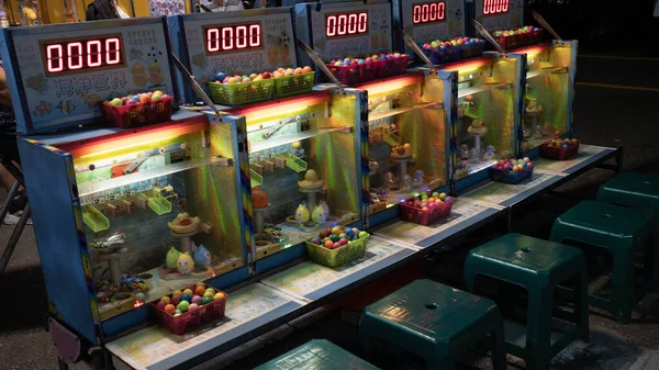 Tainan, Tayvan 6 Eylül 2025: Eski oyun makinesi Tainan Çiçek Gece Pazarı veya Bahçe gece pazarına yerleştirilmiştir. Tainan 'daki en büyük gece marketlerinden biri..