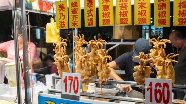 Tainan, Tayvan 6 Eylül 2025: Kalamar kovulmuş, Tainan Çiçek Gece Pazarı veya Bahçe gece pazarında satılmaktadır. Tainan 'daki en büyük gece marketlerinden biri..