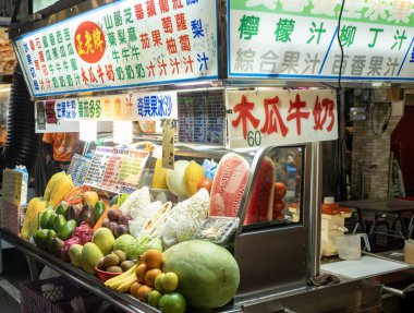 Kaohsiung, Tayvan 8 Eylül 2025: market tezgahı sokak yemeklerini ve içeceklerini turistlere satar. Liuhe Gece Pazarı. Tayvan 'ın en popüler gece pazarlarından biridir..