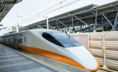 Kaohsiung, Tayvan 6 Eylül 2025: Tayvan Yüksek Hız Treni istasyona vardı. Tayvan 'da yüksek hızlı bir demiryolu ağı.