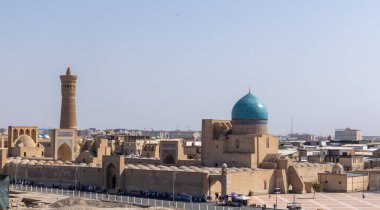 Buhara 'daki Po-i-Kalyan medresesi, minaresi ve Pers Meydanı manzarası