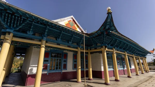 Karakol, Kırgızistan 4 Ekim 2024: Dungan Camii 'nin dışı. 1907 ve 1910 yılları arasında Çinli esnaf tarafından yerel Dunganlar için inşa edilmiş ahşap bir camidir.